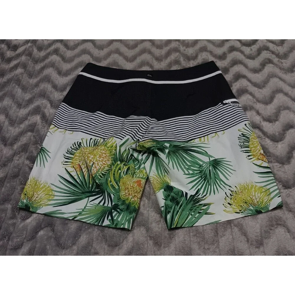 Quiksilver Mens Size 32 Gray White Green Floral Stripe Tropical Board Shorts